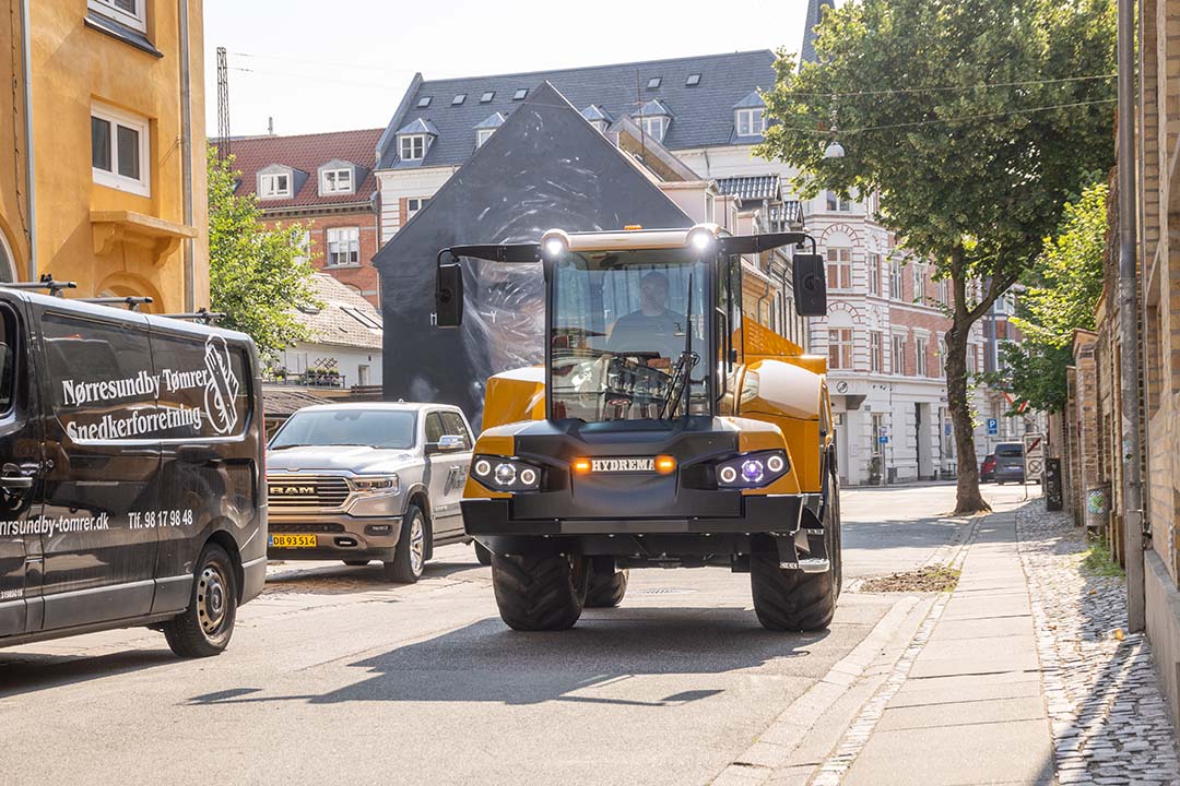 DT6 Front View In Narrow Street City Traffic2